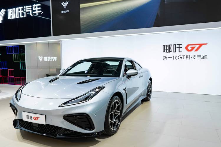 佛山275哪吒汽车在智能汽车领域的表现，领途汽车在新能源汽车市场中的影响力